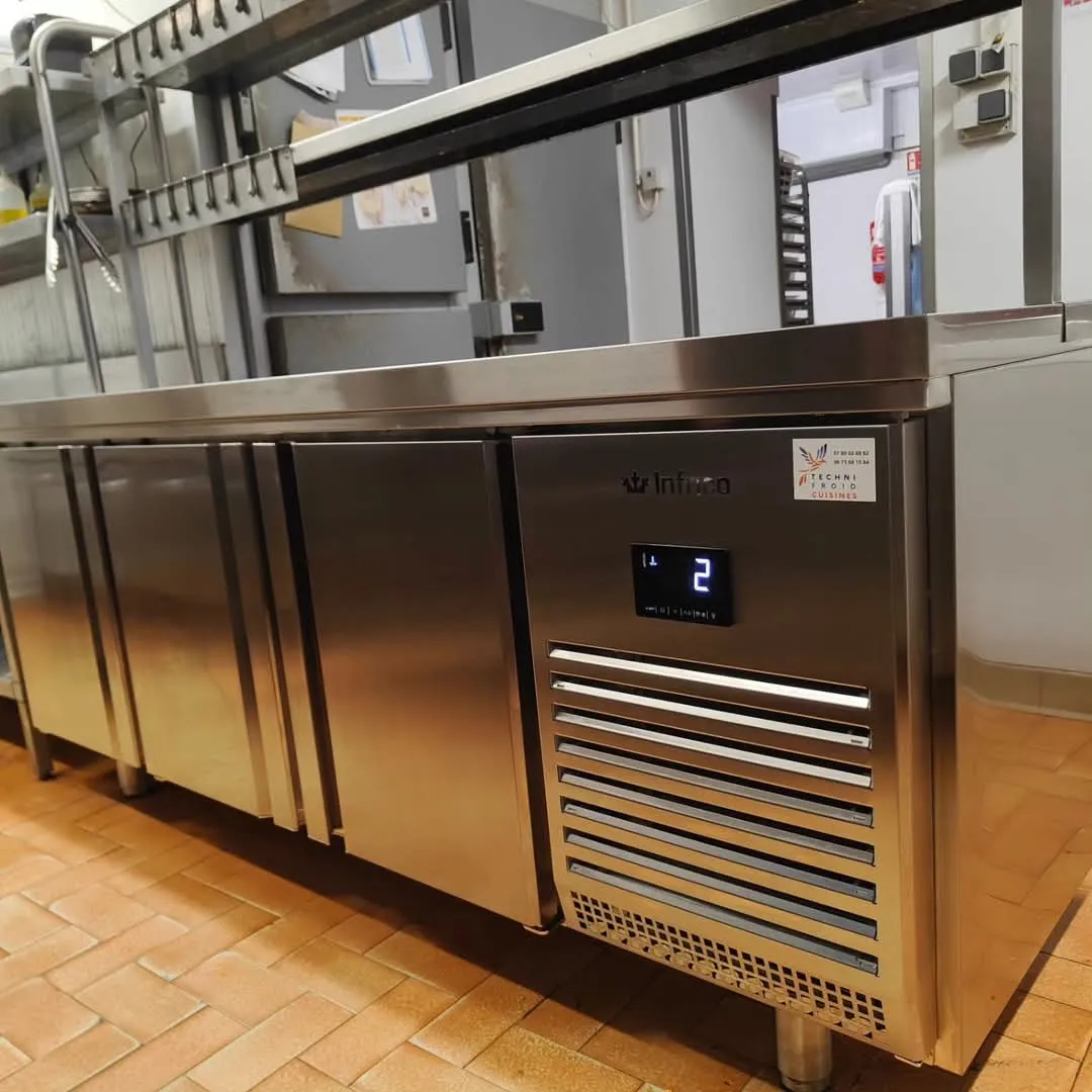 Installation meuble froid central en inox dans un restaurant