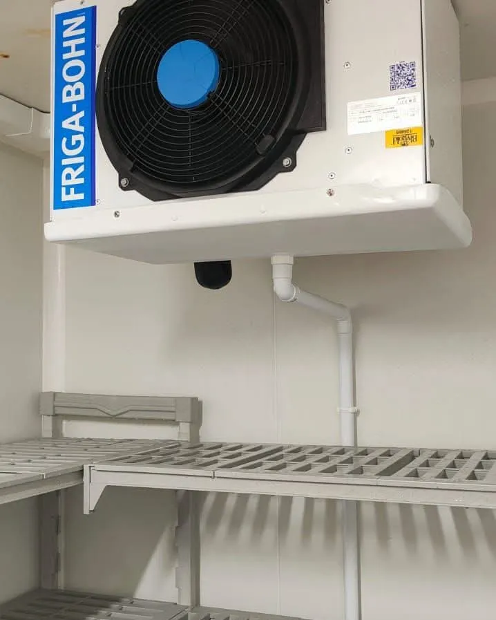Installation d'un évaporateur dans une chambre froide pour extraire l'air chaud.