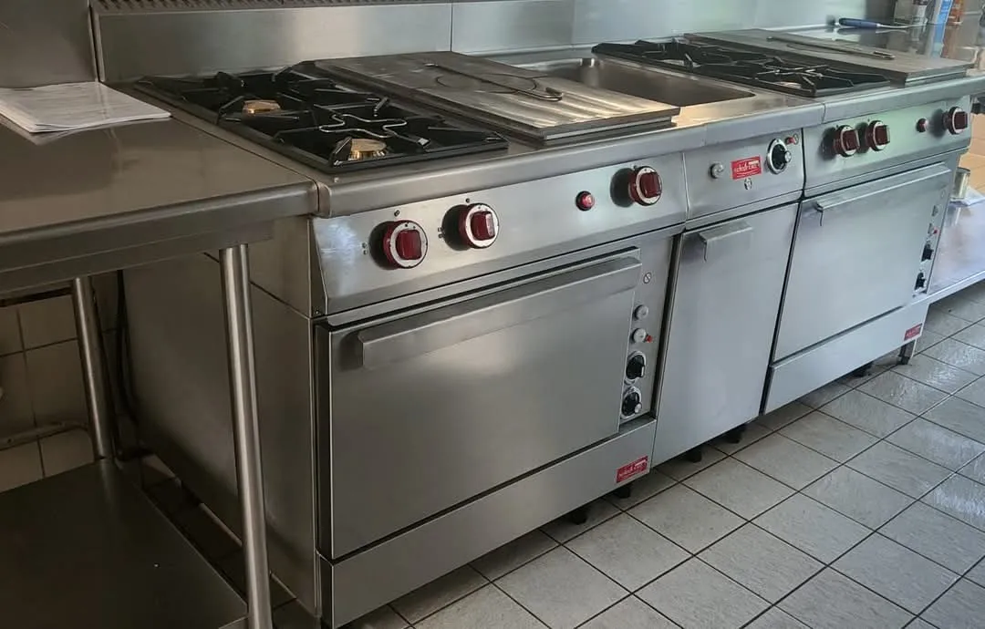 Remplacement d'une ligne de cuisson composée de deux fourneaux et d'un bain marie.