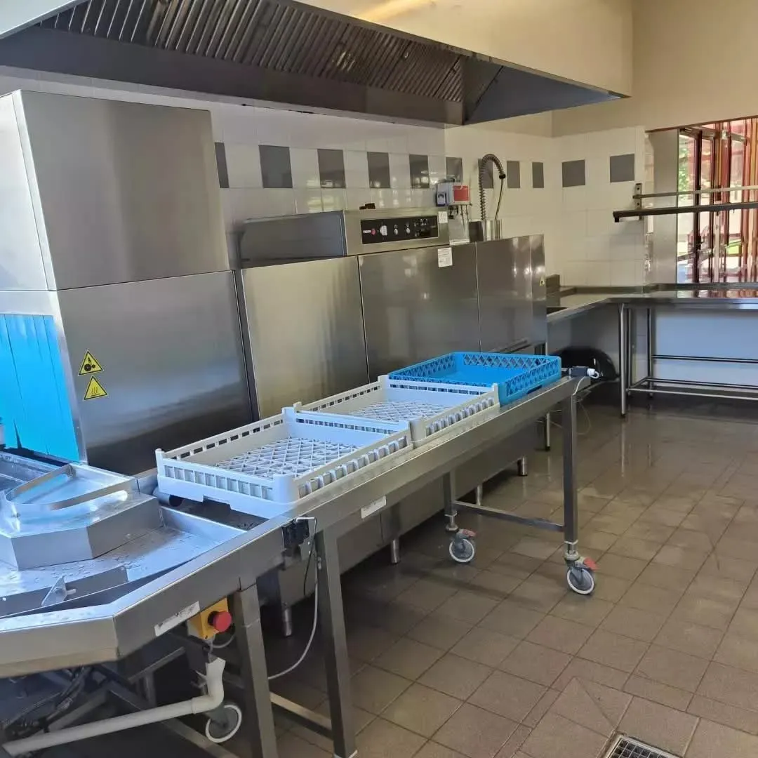 Installation station de lavage de vaisselle dans un groupe scolaire.