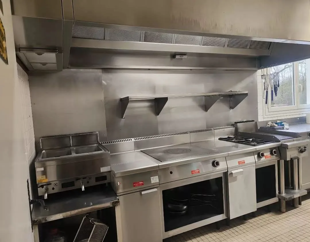 Remplacement d'une ligne de cuisson composée de deux fourneaux et d'un bain marie.